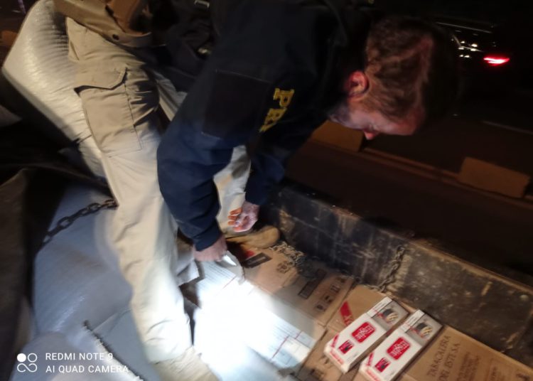 Apreensão de cigarros na noite de ontem (26). Foto: PRF/Divulgação