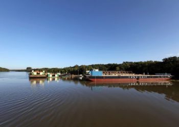 Movimento de barcaça no Rio Paraná. Foto de arquivo: Kiko Sierich/PTI