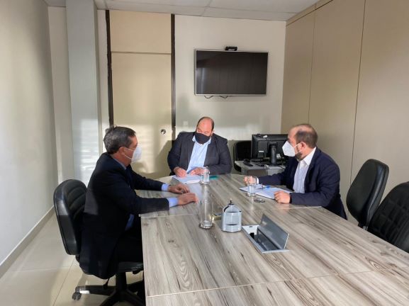 Chico Brasileiro (à esquerda) formalizou o pedido ao coordenador-geral do Ministério da Fazenda, Andrey Aurélio de Sousa Correia, Foto: PMFI/Divulgação