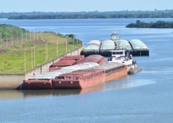 Barcaças fazem o escoamento da safra do Paraguai. Foto Itaipu/PY