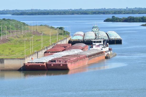 Barcaças fazem o escoamento da safra do Paraguai. Foto Itaipu/PY