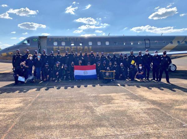 Aspirantes a agentes especiais paraguaios embarcam em avião da PF, para fazer curso em Brasília. Foto: SENA/Divulgação