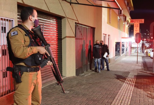 Vale até fuzil para intimidar a população. Foto: Christian Rizzi/PMFI