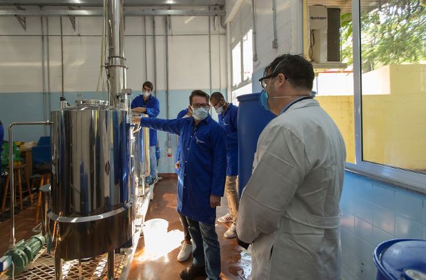 Caldeira e outros equipamentos para produção de álcool. Foto: UNILA/Divulgação