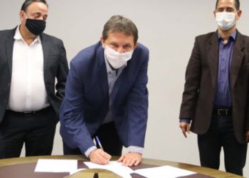 Prefeito Chico Brasileiro assinou convênio, em agosto de 2020, para "reduzir todos os danos cometidos contra a sociedade". Foto: AEN/Divulgação