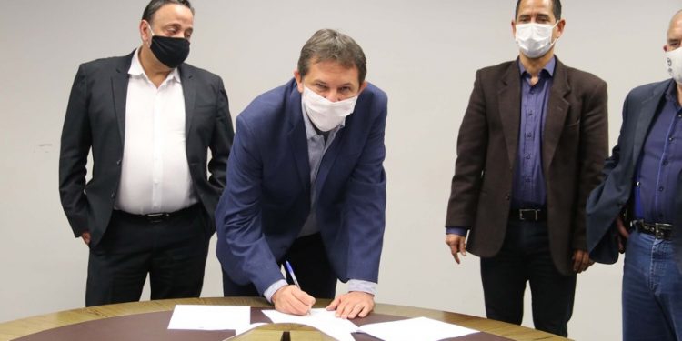 Prefeito Chico Brasileiro assinou convênio, em agosto de 2020, para "reduzir todos os danos cometidos contra a sociedade". Foto: AEN/Divulgação