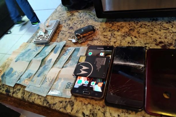 Na ação, também foram apreendidos equipamentos de informática e documentos que podem comprovar os fatos investigados, R$ 4 mil em dinheiro, uma carabina calibre .22 com numeração suprimida e munições de 9 milímetros. Foto: Polícia Civil/Divulgação