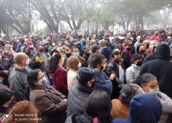 Aglomeração no sábado para receber vacina. Foto: La Clave