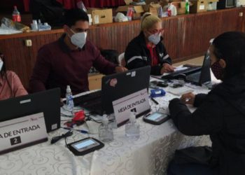 Sessão de regularização de imigração na sala Área 2. Foto: La Clave.