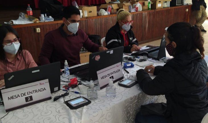 Sessão de regularização de imigração na sala Área 2. Foto: La Clave.