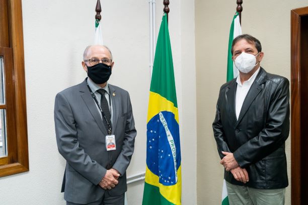 Encontro na Prefeitura de Foz: general (à esquerda) e Chico. Foto: Sara Cheida/IB