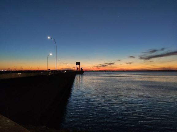 Começo de noite na barragem de Itaipu. Foto: Romeu de Bruns/Itaipu Binacional