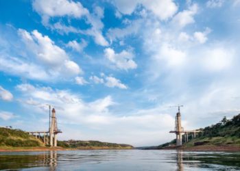 Ponte da Integração em construção sobre o Rio Paraná, em Foz do Iguaçu. Foto ilustrativa: Rubens Fraulini/IB