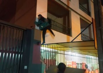 "Homem aranha" é flagrado no meio da escala. Foto: La Clave