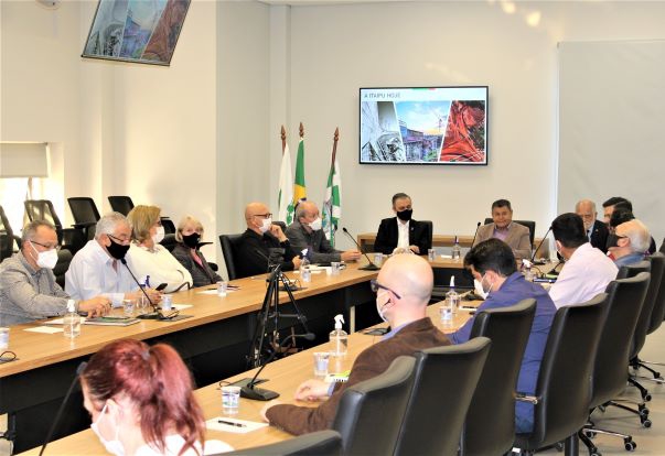 A exposição foi realizada pelo chefe de gabinete da direção-geral brasileira da Itaipu, coronel Robson Rodrigues de Oliveira; pelo gerente da Divisão de Imprensa, Flávio Miranda; e pela assistente técnica da diretoria da empresa, Renata Tufaile. Foto: Divulgação/Codefoz