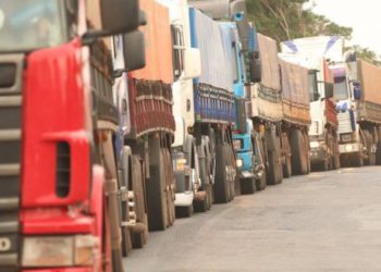 Na fronteira, caminhões estão parados no Km10 em Cidade do Leste e Km 30 em Minga Guazú. Foto: Rádio Cultura de Foz do Iguaçu