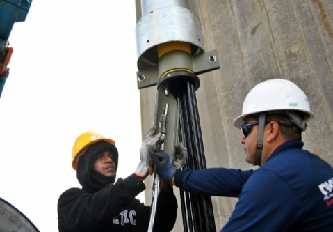 Os cabos estão sendo lançados por dentro dessas tubulações amarelas. Fotos: IB/margem paraguaia