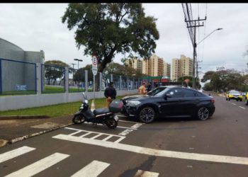 O carro foi atingido por dois tiros na janela do motorista. Foto: Rádio Cultura de Foz do Iguaçu.