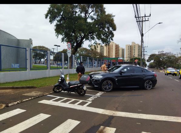 O carro foi atingido por dois tiros na janela do motorista. Foto: Rádio Cultura de Foz do Iguaçu.