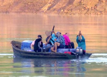 Grupo armado cruza o Rio Paraná entre Ciudad del Este e Foz do Iguaçu. Foto: La Clave