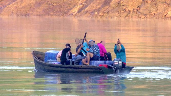Grupo armado cruza o Rio Paraná entre Ciudad del Este e Foz do Iguaçu. Foto: La Clave