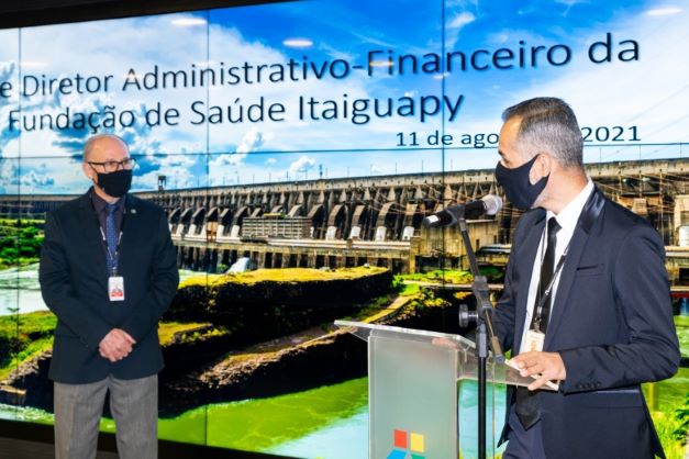General Ferreira e Sidney, que tem mais de uma década de trabalho prestado à Itaipu. Fotos: Sara Cheida/Itaipu Binacional