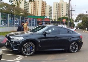 Dois disparos de arma de fogo atingiram a janela do  carro. Foto: Rádio Cultura