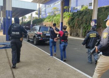 Brasileiro sendo extraditado. Foto: TV Tarobá