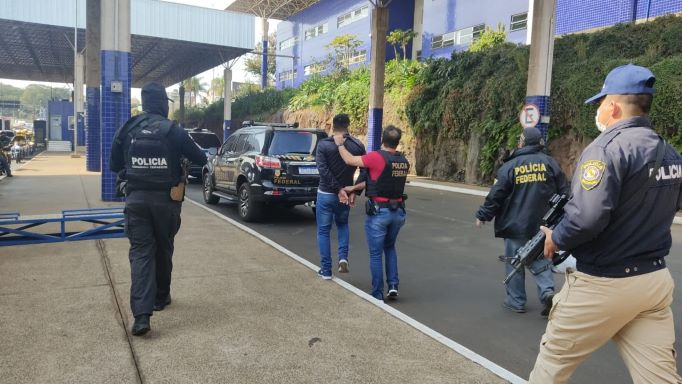 Brasileiro sendo extraditado. Foto: TV Tarobá