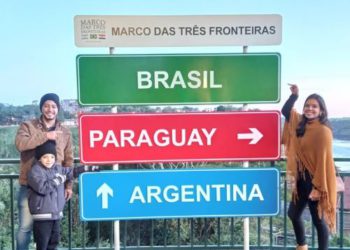 Família de visitantes na placa das 3 fronteiras. Foto: Anderson Ferreira/Divulgação