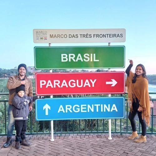 Família de visitantes na placa das 3 fronteiras. Foto: Anderson Ferreira/Divulgação