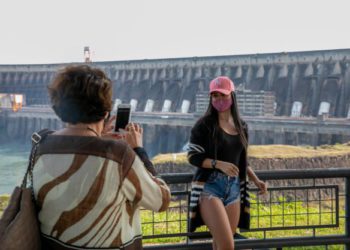Turistas visitam Itaipu. Foto: Kiko Sierich/PTI
