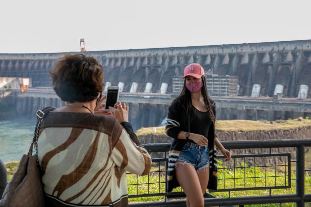 Turistas visitam Itaipu. Foto: Kiko Sierich/PTI