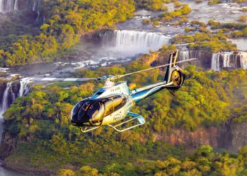 O voo de helicóptero sobre as Cataratas do Iguaçu é um dos passeios mais eletrizantes em Foz do Iguaçu. Foto Helisul/Divulgação
