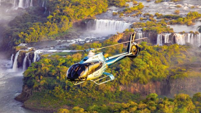 O voo de helicóptero sobre as Cataratas do Iguaçu é um dos passeios mais eletrizantes em Foz do Iguaçu. Foto Helisul/Divulgação