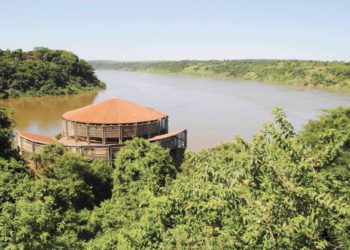O Espaço das Américas está localizado no encontro dos rios Iguaçu e Paraná, mas atualmente está inacessível devido ao abandono. Foto: Roger Meireles/GDia
