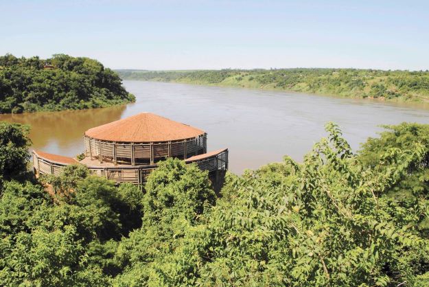 O Espaço das Américas está localizado no encontro dos rios Iguaçu e Paraná, mas atualmente está inacessível devido ao abandono. Foto: Roger Meireles/GDia