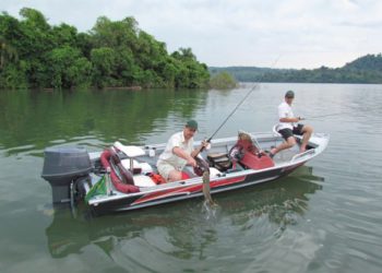 Pesca esportiva na represa da usina do Baixo Iguaçu, localizada próxima às Cataratas do Iguaçu. Foto SEDEST/AEN