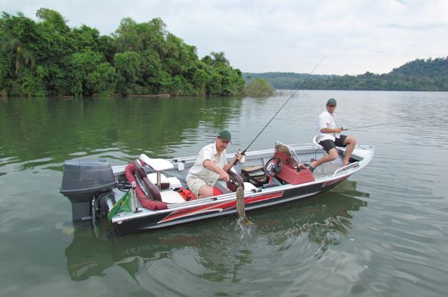 Pesca esportiva na represa da usina do Baixo Iguaçu, localizada próxima às Cataratas do Iguaçu. Foto SEDEST/AEN