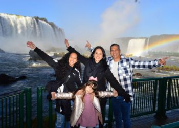 Visitantes nas Cataratas do Iguaçu. Foto: Jonny Benites/Divulgação