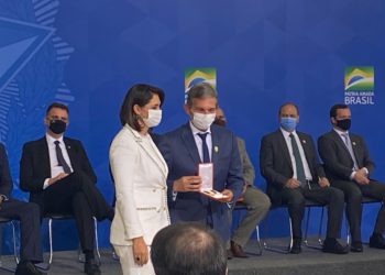 Silva e Luna recebe o reconhecimento pelo seu trabalho. Foto: Divulgação
