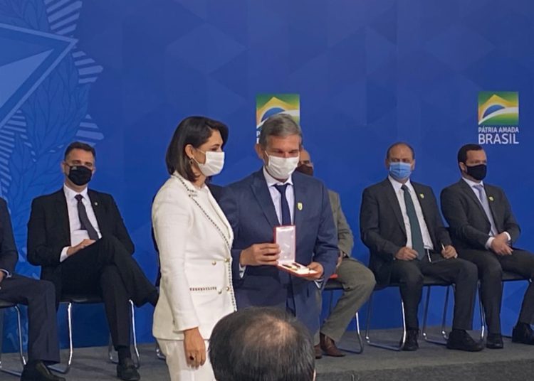 Silva e Luna recebe o reconhecimento pelo seu trabalho. Foto: Divulgação