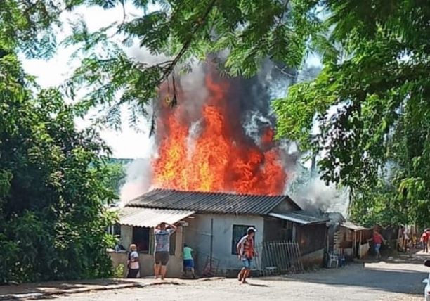Incêndio destruiu a casa onde vivia o jovem do PIIT. Fotos: arquivo da família