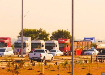 Parada de caminhoneiros na Costanera de Asunción.Foto: Agência IP