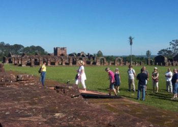 Turistas estrangeiros visitam ruínas jesuíticas. Foto: Agência IP