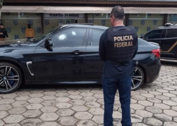 O carro do motorista foi alvejado por dois tiros pela PM. Foto: Rádio Cultura.