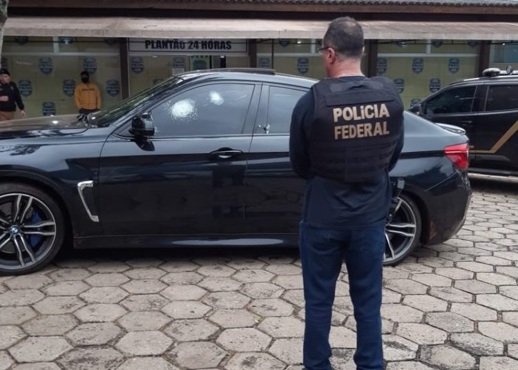 O carro do motorista foi alvejado por dois tiros pela PM. Foto: Rádio Cultura.