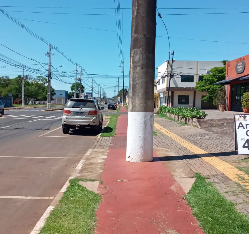 Nova atração turística criada pela administração (?) do prefeito Chico Brasileiro: postes (tem vários) no meio de uma das principais ciclovias da cidade. Foto: Não Viu?