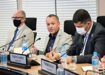 Da esquerda para a direita, o diretor-geral brasileiro de Itaipu, general João Francisco Ferreira, e o diretor administrativo, almirante Paulo Roberto da Silva Xavier, e o vereador Rogério Quadros. Foto: Rubens Fraulini/IB