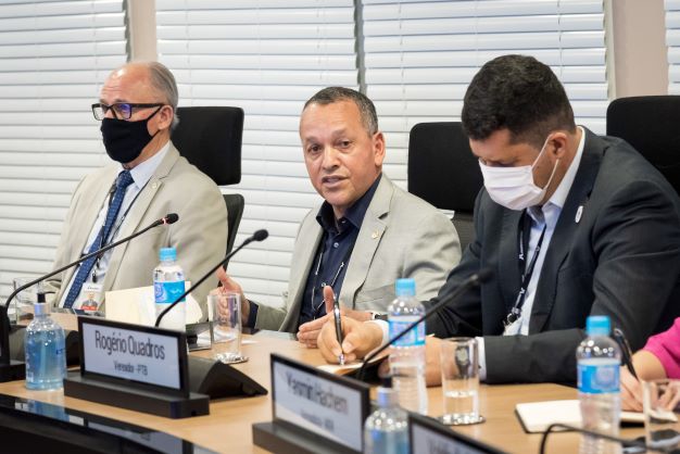 Da esquerda para a direita, o diretor-geral brasileiro de Itaipu, general João Francisco Ferreira, e o diretor administrativo, almirante Paulo Roberto da Silva Xavier, e o vereador Rogério Quadros. Foto: Rubens Fraulini/IB